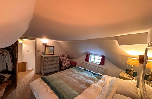 Alton Barnes Cottage | Super cosy 17thC Grade II thatched cottage