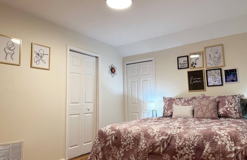 Mount Clemens Bed & Breakfast | Super Cute & Dreamy Home With 65”TV, AC, Grill and everything