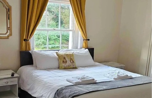 Mynydd Isa House | Super King Room Bath Only Free Wi-Fi TV Mold
