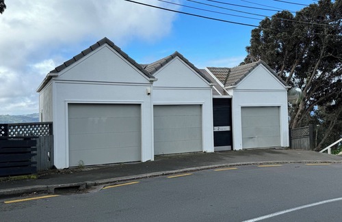 Wellington House | Super large seaview house