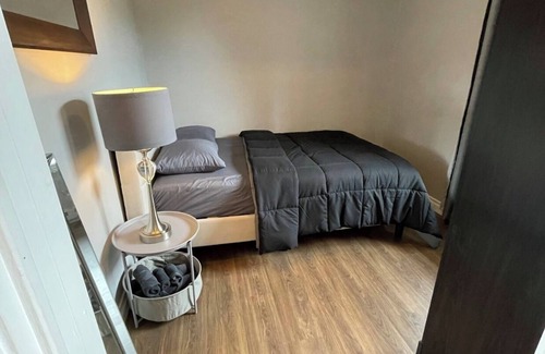 Mile End Apartment | Super Large Terrace Rental 4522A
