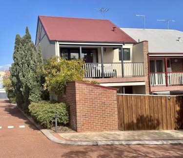 Fremantle House | Super spacious Fremantle Villa 3 Bedrooms 3 Bathrooms