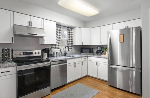 Countryside House | Super-Stylish 4BR Townhome in No VA. Fast WiFi, Roku TV, Fenced Backyard, 24.