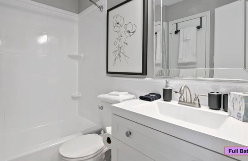 Countryside House | Super-Stylish 4BR Townhome in No VA. Fast WiFi, Roku TV, Fenced Backyard, 24.