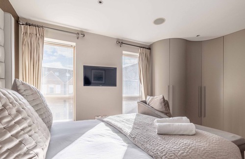 Eton House | Super Stylish Eton Townhouse with Castle & River Views