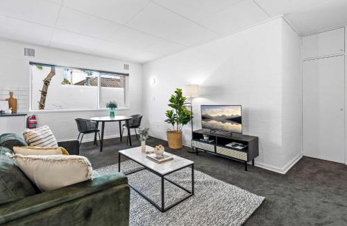 Parkville Apartment | Superb 1-Bed Unit with A Generous Balcony