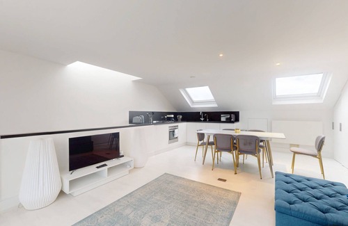 Notting Dale Apartment | Superb 3-Bed with Balcony in the Heart of Notting Hill - 6 Mins to Tube Station