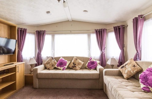 Clacton-on-Sea House | Superb 6 caravan for hire at Oaklands Holiday Park ref 44002A