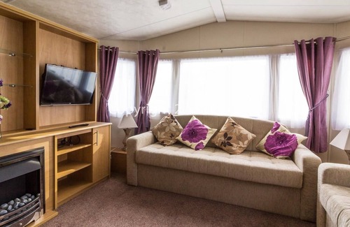 Clacton-on-Sea House | Superb 6 caravan for hire at Oaklands Holiday Park ref 44002A