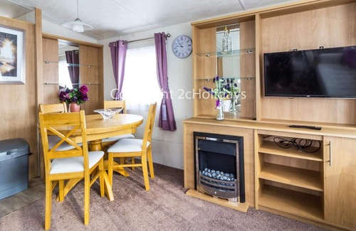 Clacton-on-Sea House | Superb 6 caravan for hire at Oaklands Holiday Park ref 44002A
