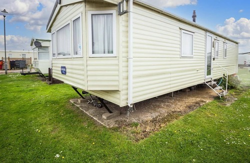 Clacton-on-Sea House | Superb 6 caravan for hire at Oaklands Holiday Park ref 44002A