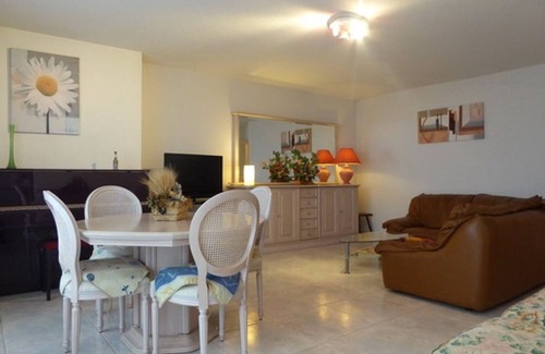 Le Port Apartment | Superb air-conditioned apartment for 6 with beach access