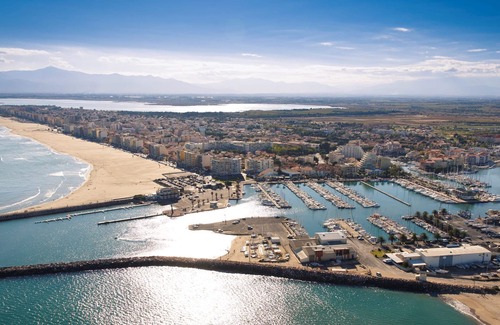 Le Port Apartment | Superb air-conditioned apartment for 6 with beach access
