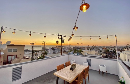 Peninsula House | Superb Beach House: 2 King Suites 2.5 Baths Steps to Beach Sleeps 6