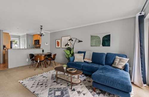 East Lake Hills House | Superb Bellevue 2BR w/Balcony & Lake Views, nr Parks, by Blueground