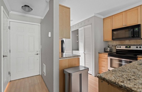 East Lake Hills House | Superb Bellevue 2BR w/Balcony & Lake Views, nr Parks, by Blueground