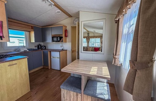 Kessingland House | Superb caravan with decking at Kessingland Beach in Norfolk ref 90038TD