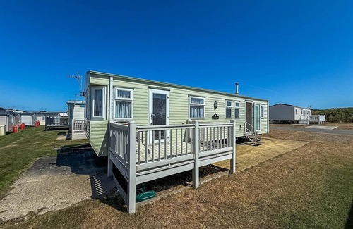 Kessingland House | Superb caravan with decking at Kessingland Beach in Norfolk ref 90038TD
