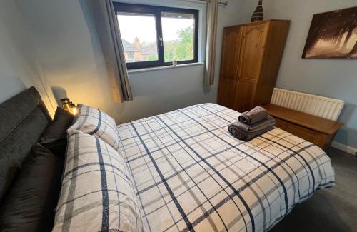 Milton Keynes House | Superb Comfy 2 Bed House, Responsive & Caring Hosts Free WiFi & Parking, Close to MK Centre, Train Station, Santander, Network Rail by Webbhill Stays