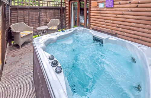 Tilford Ski Chalet | Superb lodge with one master double and one twin.