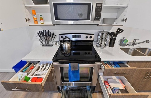 Salt Lake City Apartment | Superb Stay! Hot Tub, Gym, Comfy Beds. Wi-Fi