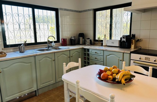 Monte Raposo Villa | Superb villa with swimming pool and garden surrounded by orange trees