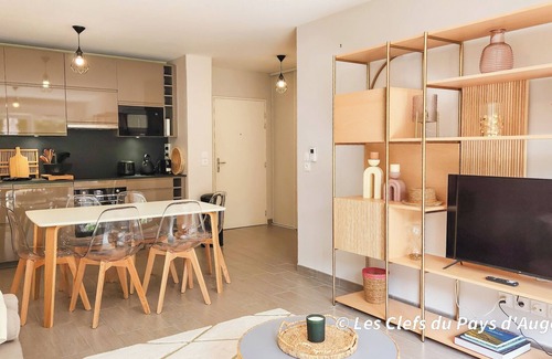 Benerville-sur-Mer Apartment | Superbe Appartement à 2 pas de la Mer, Rez-de-jardin, 2 Chambres, Parking Privé