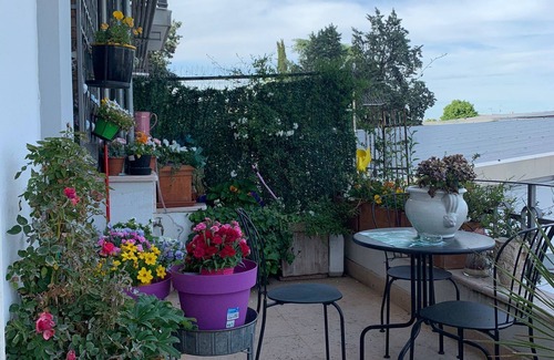 San Bonifacio Condo | Superior apartment with bedroom, bathroom, kitchenette and living room