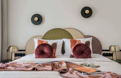 Srodmiescie Hotel | Superior Room with a sofa and Nowy Świat view