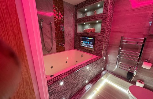 Bradford Apartment | Superior Suite Jacuzzi at Livit Serviced Apartments