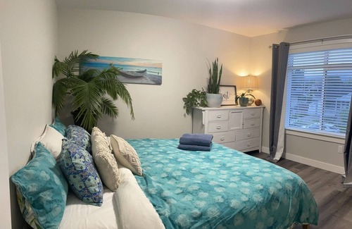 South Central House | SUPREME LOCATION, Right Downtown Walk to Beaches & Restaurants. Tranquil Patio