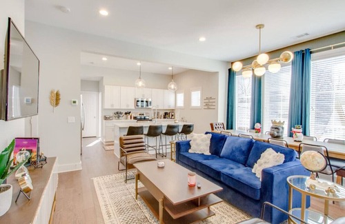 Berry Hill House | Supreme Luxury-Mins To Downtown-5 Full Baths