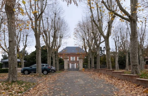 Lapeyrouse-Fossat Apartment | « Sur la Place » Centre Village Confortable et Calme