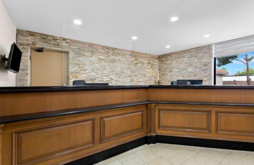Windsor Hotel | SureStay Plus by Best Western Windsor