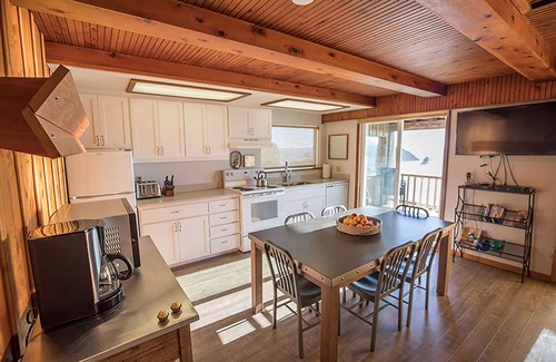 Bandon House | Surf Song: Amazing ocean views of Face Rock Beach with private beach access