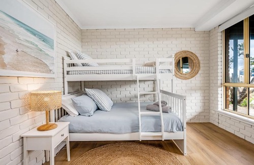 Middleton House | Surfers Reserve Beachfront - WIFI- Family friendly