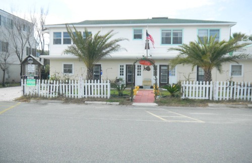 Tybee Island Apartment | Surfside Beacon - Studio apt. upstairs