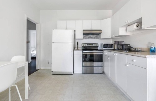 Fleetwood House | Surrey 2-Bedroom Retreat near Local Attractions
