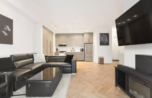 Surrey House | Surrey Central 2B/2B 1000+ sqft & 30 min to DT Van