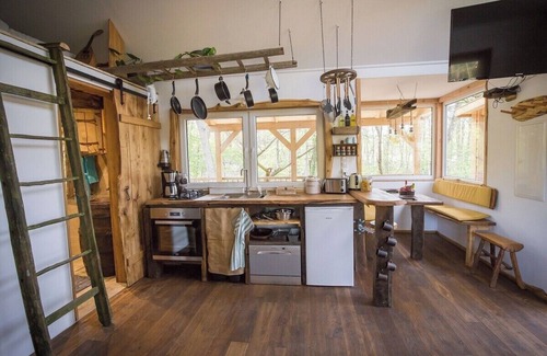 Zernien Cabin | Sustainable tree house BaHu with sauna and hot tub in the middle of nature