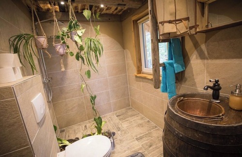 Zernien Cabin | Sustainable tree house BaHu with sauna and hot tub in the middle of nature