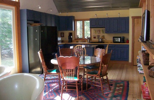 Suttons Bay Cottage | Suttons Bay-Fire Pit, walk to town/beach, brewery, dining