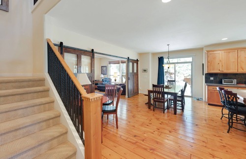 Southern Crossing House | SW Bend Rest Relax Repose - Lrg yard & deck. Access to Canal, & River trails