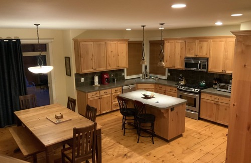 Southern Crossing House | SW Bend Rest Relax Repose - Lrg yard & deck. Access to Canal, & River trails