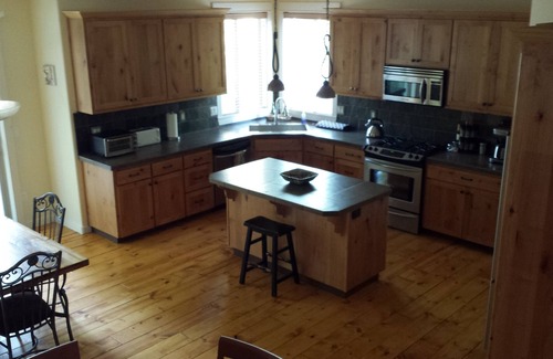 Southern Crossing House | SW Bend Rest Relax Repose - Lrg yard & deck. Access to Canal, & River trails