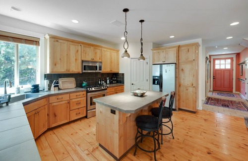 Southern Crossing House | SW Bend Rest Relax Repose - Lrg yard & deck. Access to Canal, & River trails