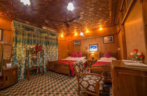 Srinagar Boat Rental | Swan Group of Houseboats, Golden Dal Lake