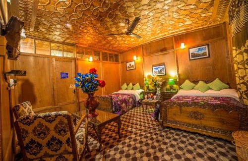 Srinagar Boat Rental | Swan Group of Houseboats, Golden Dal Lake