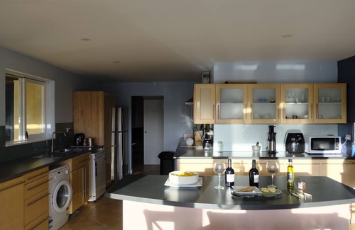 Swan View House | Swan Hills Retreat: Pool, Hikes, BBQ, Outdoor dining, Wifi and Netflix!