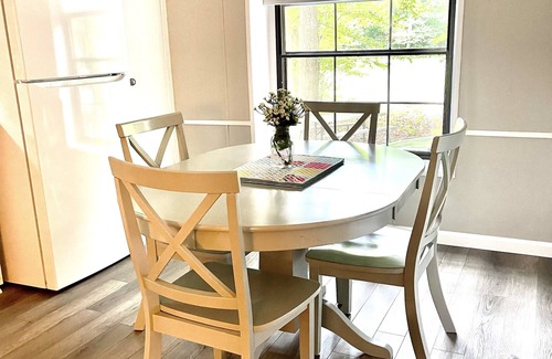 Greenwood House | Swartzentruber Cottage close to DE Turf & Beaches, also for traveling nurses!
